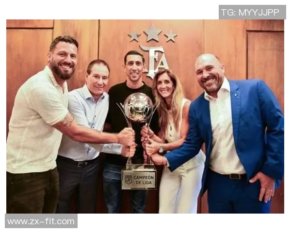 喜从天降！37岁迪马利亚在办公室拿奖：生计37冠仅逊1人 15场10球